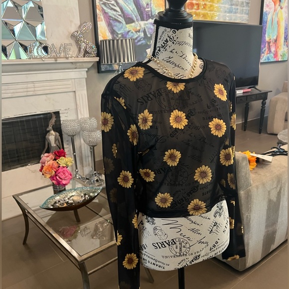 🆕 🌻- MODERN HERO Sunflower 🌻Crop Top - Picture 5 of 13